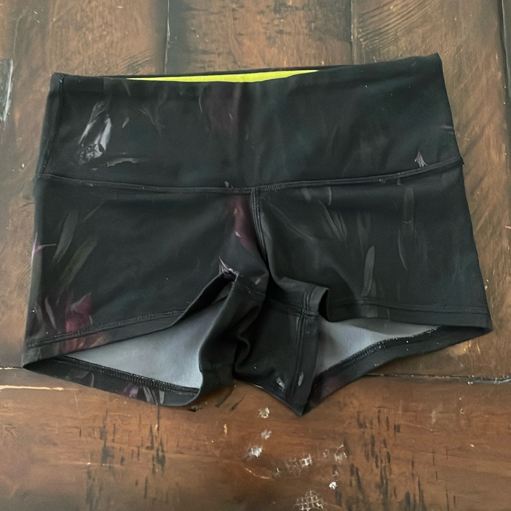 Lululemon floral black booty shorts size 2